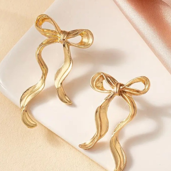 Charming Bowknot Earrings - Picture 2 of 3